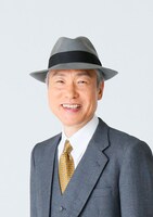 岡村吾郎役（ダブルキャスト）のモロ師岡。