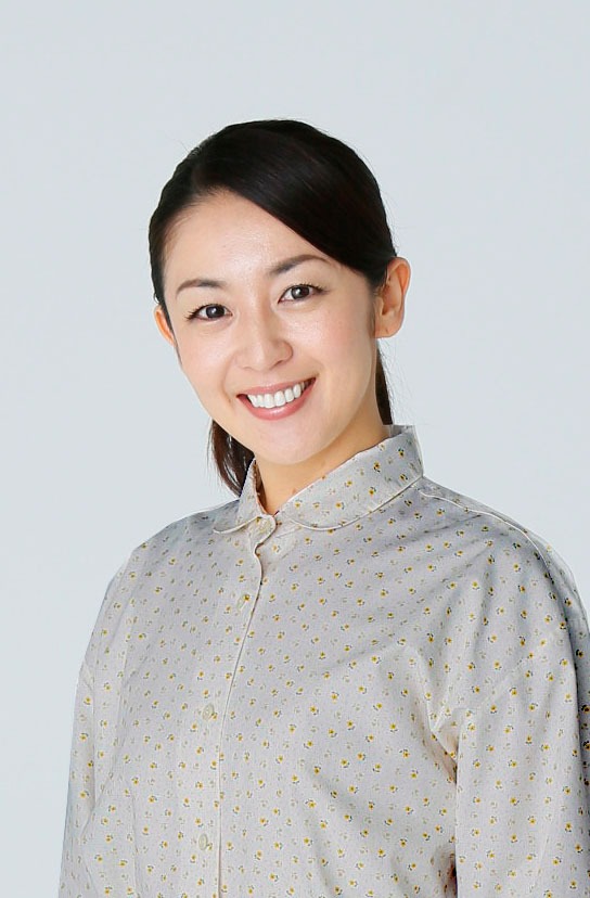海野千代子役の酒井美紀。