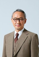 岡村吾郎役（ダブルキャスト）の西村雅彦。