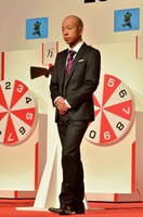 自身と同じ「抽せん人」を務めたほかの女性出演者と同じ立ち姿をしてみせる、バイきんぐ小峠。