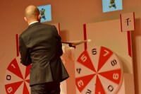 ルーレットへ矢を射る、バイきんぐ小峠。