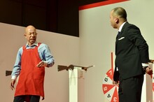 コントを披露する、バイきんぐ。