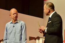 コントを披露する、バイきんぐ。