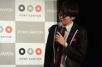 佐々木のピンネタを見守る永沢。