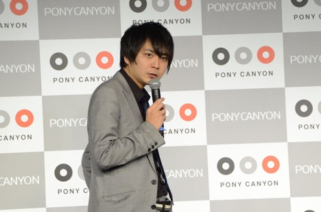 ショートコント「シンデレラ」を披露する佐々木。