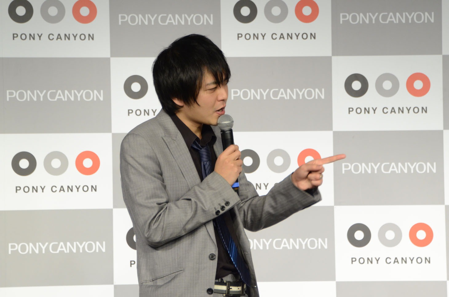 ショートコント「コスタリカ」を披露する佐々木。