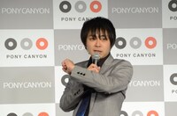 ショートコント「腕相撲」を披露する佐々木。