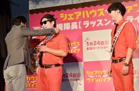 応援隊長のたすきを受け取る、8.6秒バズーカー。