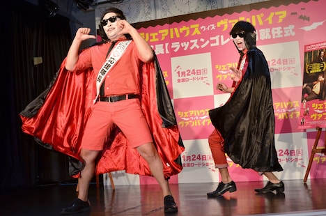 「ラッスンゴレライ」ネタを披露する、8.6秒バズーカー。