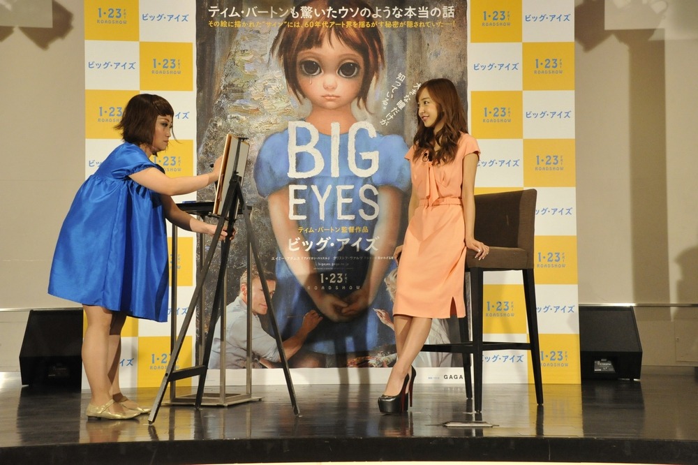 板野友美（右）の似顔絵を描くキンタロー。（左）。