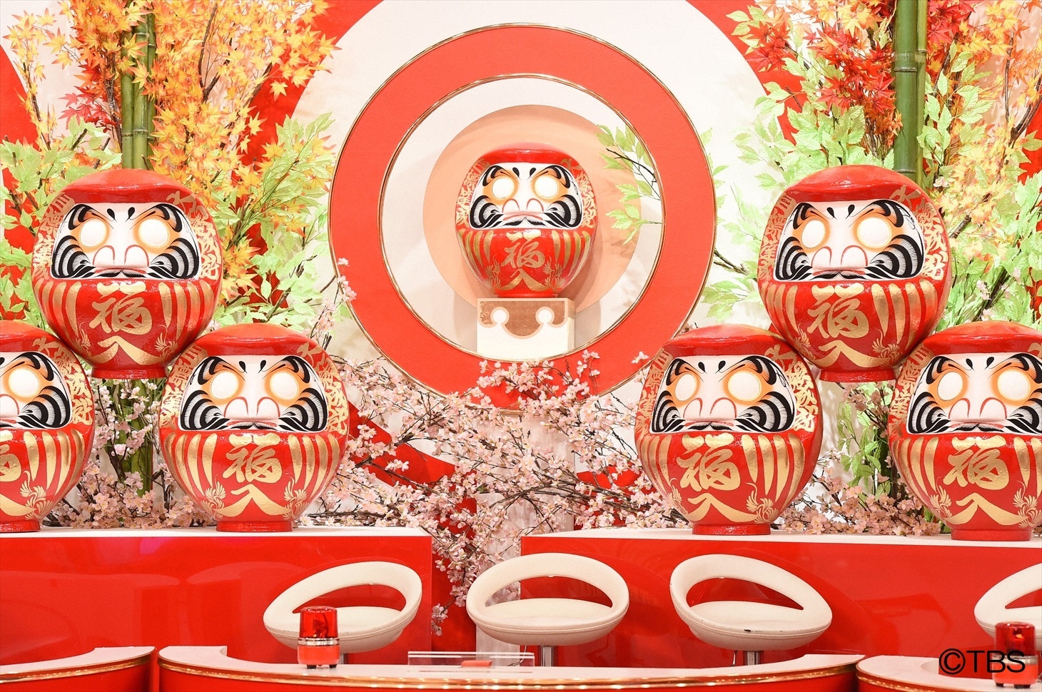 「クイズ☆正解は一年後」のスタジオセット。(c)TBS