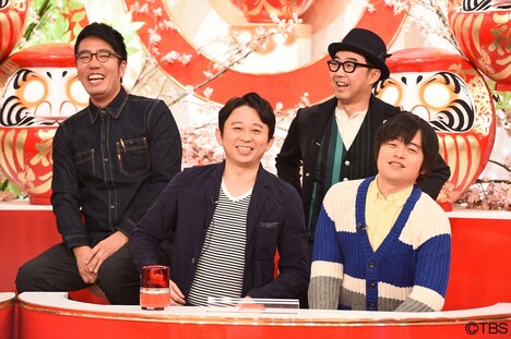 「有吉チーム」の(前列左から)有吉弘行、バカリズムと、おぎやはぎ(後列)。(c)TBS
