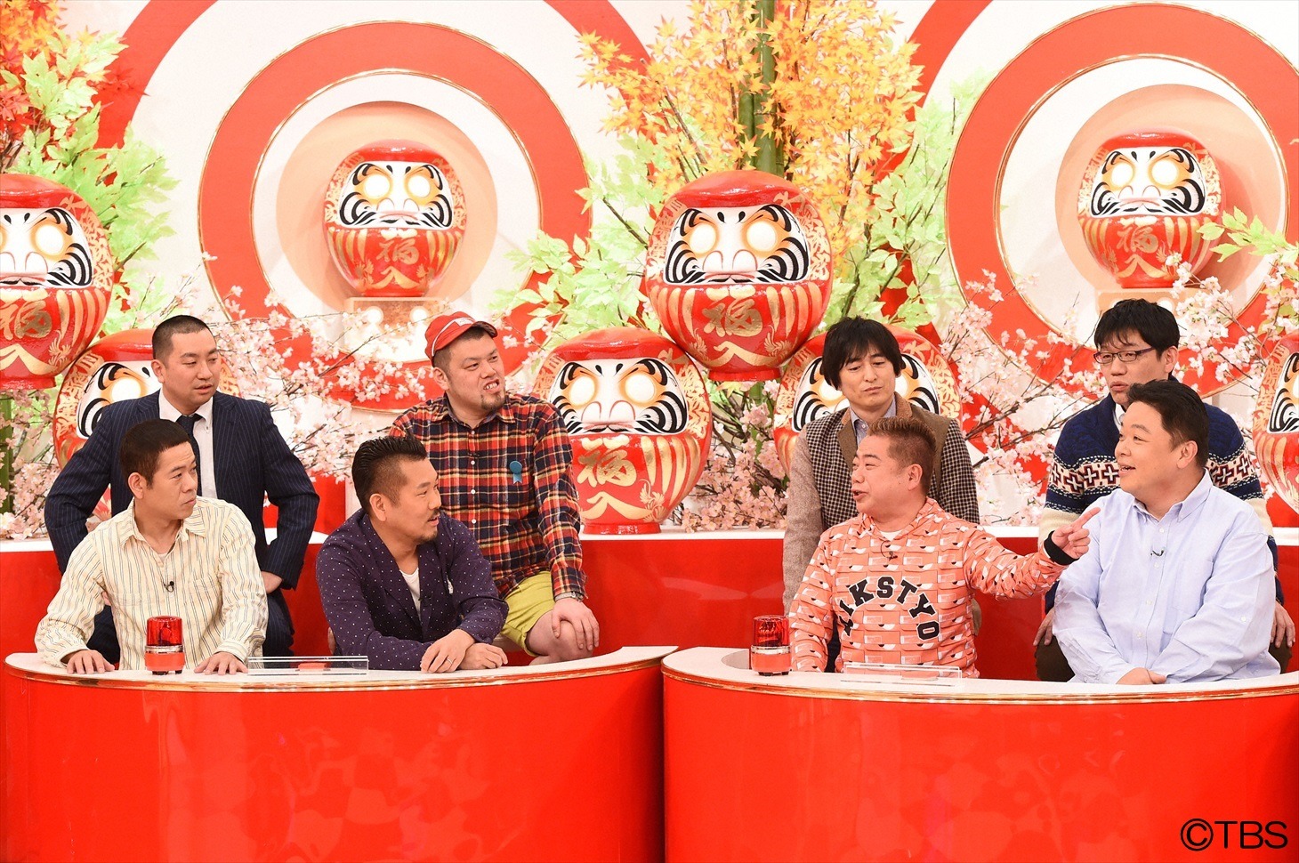 「FUJIWARAチーム」（左）と「出川チーム」（右）。(c)TBS