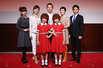 「丸美屋食品ミュージカル『アニー』」の制作発表に出席した、青木さやか（後列右から2人目）らキャスト陣。