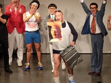 ライブ冒頭で観客にポスターをプレゼントするくまだまさし。