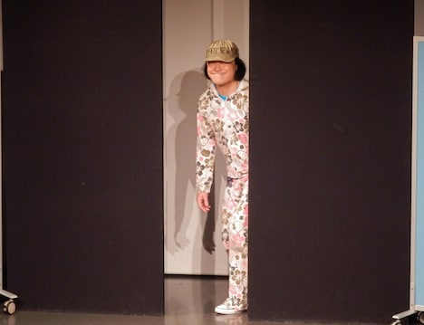 Toshlの顔マネをする永野。