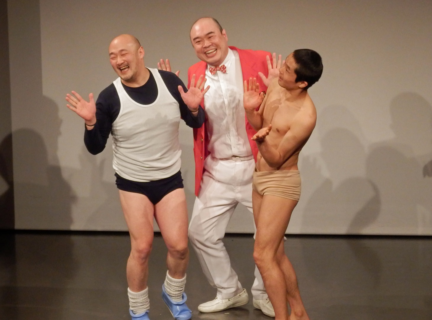 オリジナルの「ハカ」を披露するくまだ、かねきよ、ハブ（左から）。