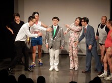 「2014年度ノーセンスユニークボケ王決定戦～決定戦～」で優勝した、いち・もく・さん・くぼた（中央）。