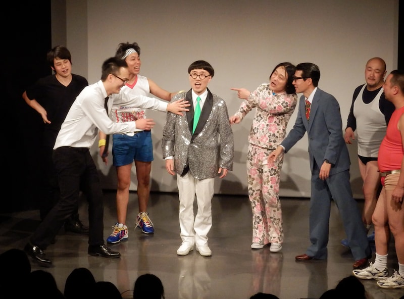 「2014年度ノーセンスユニークボケ王決定戦~決定戦~」で優勝した、いち・もく・さん・くぼた(中央)。