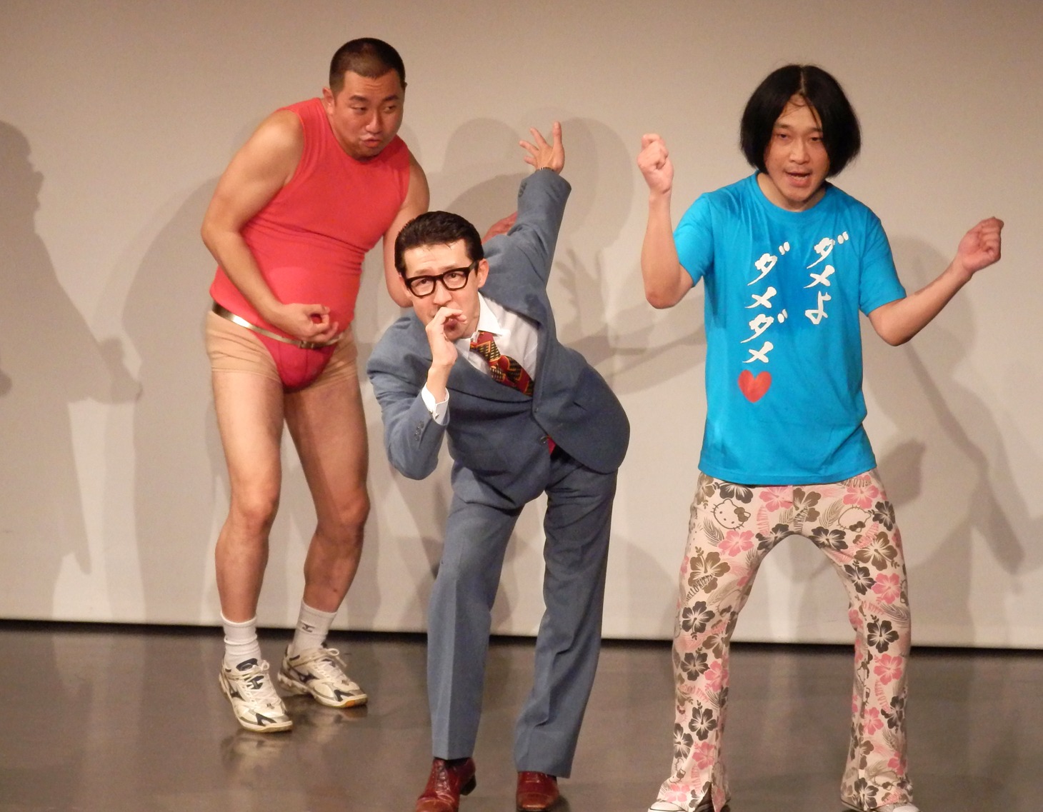 オリジナルの「ハカ」を披露するRG、ジョニ男、永野（左から）。