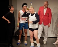 自らのネタで小道具が頭から取れなくなってしまったくまだ。