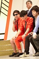 「大阪よしもと漫才博覧会」会見に登場した8.6秒バズーカー（手前左から2人）。(c)吉本興業