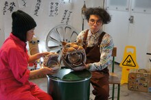 「虎穴に入らずんば食を得ず」のオリジナルと23分の15復刻モデルを比べる乙幡啓子と片桐仁。