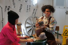 「虎穴に入らずんば食を得ず」のオリジナルと23分の15復刻モデルを比べる乙幡啓子と片桐仁。