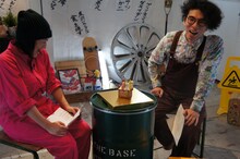 「また、つまらぬ物を作ってしまった」に出演中の乙幡啓子と片桐仁。