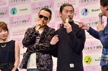 ヒゲなどが似ていると言われる（中央左から）スイーツ番長とパンサー菅。