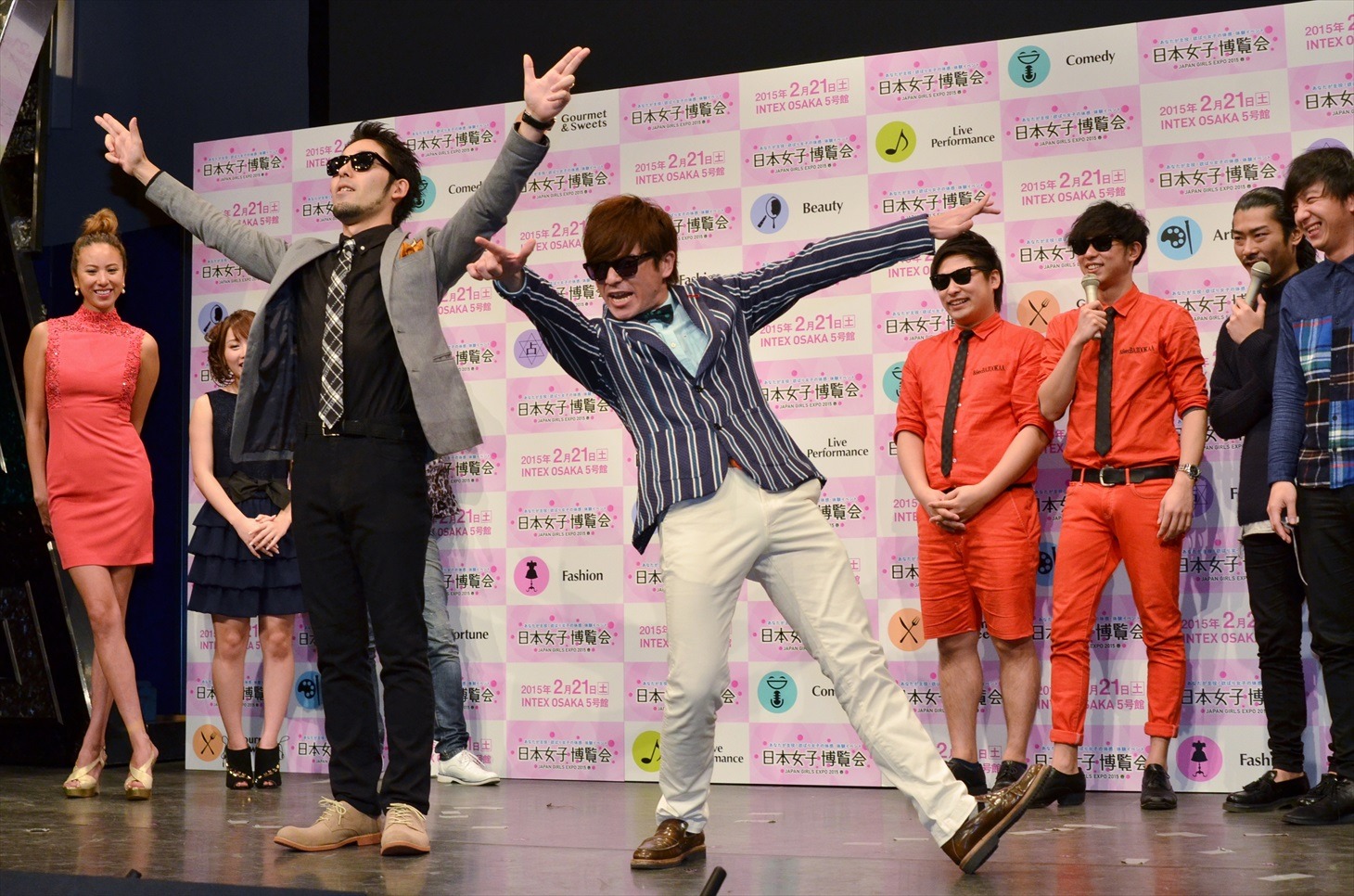 「日本女子博覧会 JAPAN GIRLS EXPO 2015 春」の概要発表記者会見にて、8.6秒バズーカーの「ラッスンゴレライ」ネタを完コピするオリエンタルラジオ（手前）。