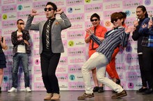 「ラッスンゴレライ」ネタを完コピするオリエンタルラジオ（手前）。