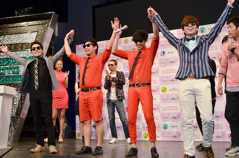 オリエンタルラジオと、8.6秒バズーカー（中央）。