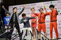 会見終了後の囲み取材で、8.6秒バズーカー（右）に「武勇伝」ネタを伝授するオリエンタルラジオ。