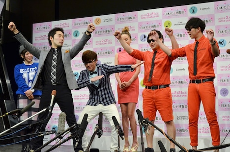 会見終了後の囲み取材で、8.6秒バズーカー（右）に「武勇伝」ネタを伝授するオリエンタルラジオ。