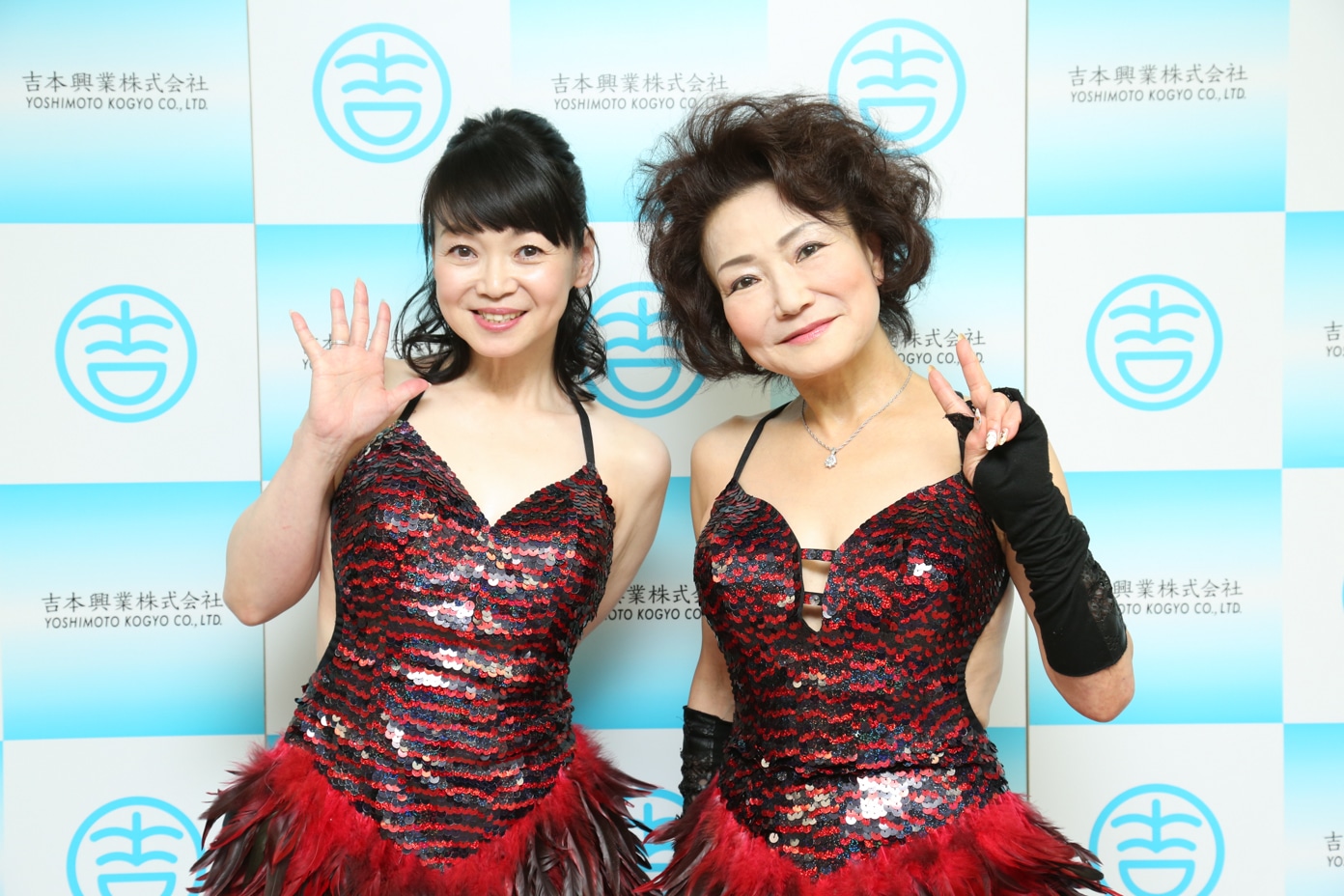 ディナーショーの開催会見に登場した未知やすえ、末成由美。（左から）