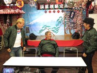 「たけしの等々力ベース」で新商品「じゃんぱぁ」を紹介するビートたけし（中央）(c)BSフジ