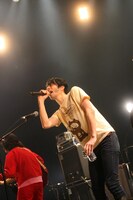 歌うキングコング西野。（撮影：岩佐篤樹）