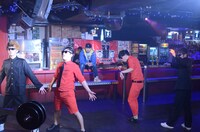 「ラッスンゴレライ～クラブ Remix～featuring AFRA & エグスプロージョン」撮影中の様子。