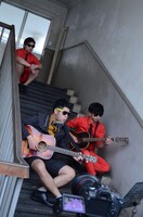 「ラッスンゴレライ～アコースティック Ver.～featuring 馬と魚」撮影中の様子。