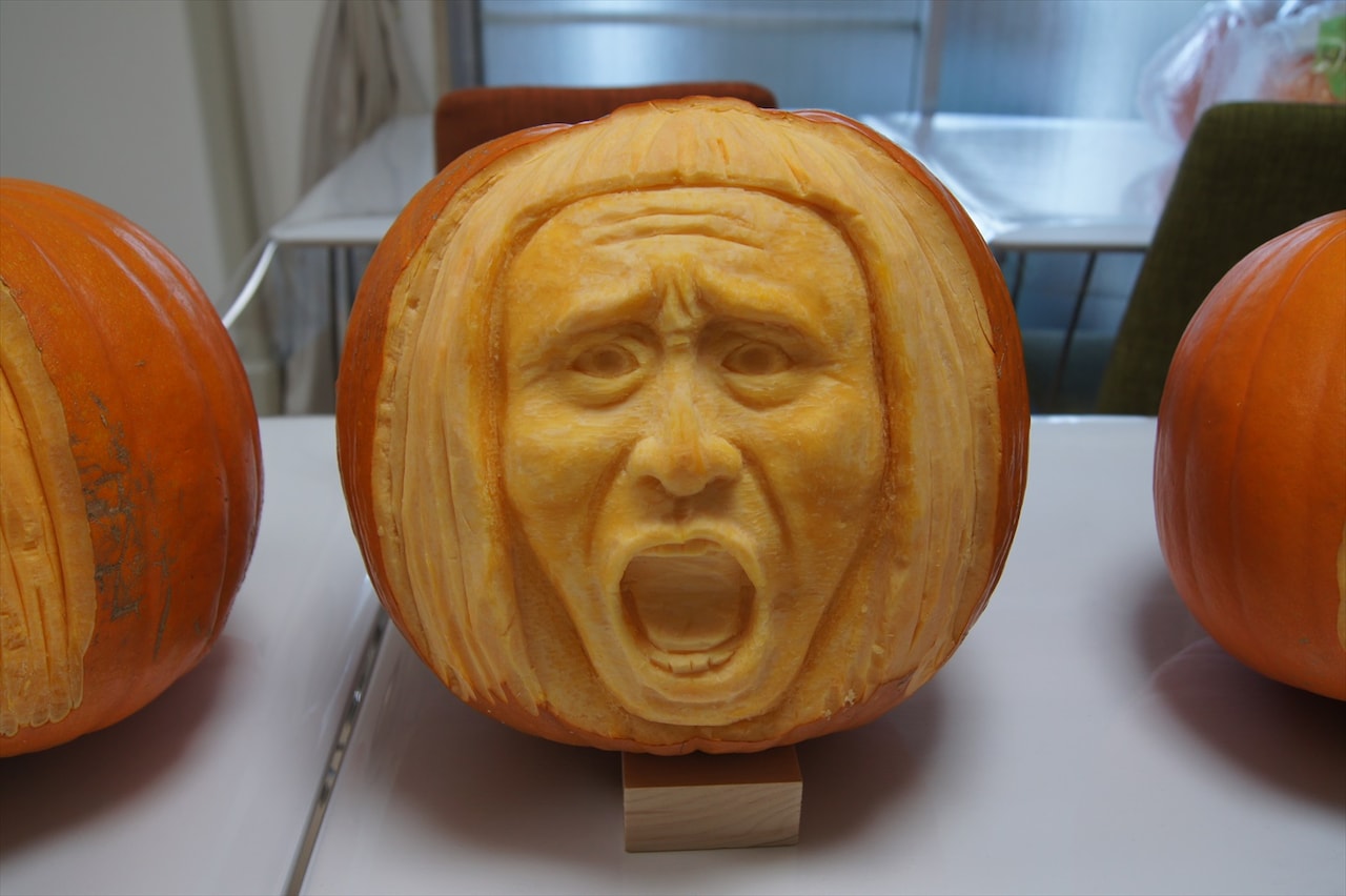ダウンタウン浜田雅功の顔に似せたカボチャ彫刻「怒」バージョン。