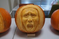 ダウンタウン浜田雅功の顔に似せたカボチャ彫刻「怒」バージョン。