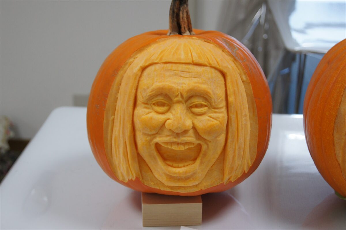 笑ってはいけない 浜田雅功そっくりのカボチャ彫刻 制作風景を配信 お笑いナタリー