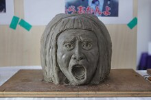 ダウンタウン浜田雅功のカボチャ彫刻「怒」バージョンの、粘土を用いた試作原型。