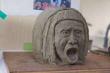 ダウンタウン浜田雅功のカボチャ彫刻「怒」バージョンの、粘土を用いた試作原型。