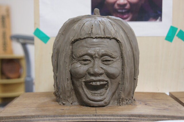 ダウンタウン浜田雅功のカボチャ彫刻「喜」バージョンの、粘土を用いた試作原型。