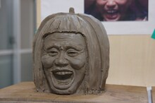ダウンタウン浜田雅功のカボチャ彫刻「喜」バージョンの、粘土を用いた試作原型。