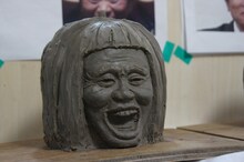 ダウンタウン浜田雅功のカボチャ彫刻「喜」バージョンの、粘土を用いた試作原型。