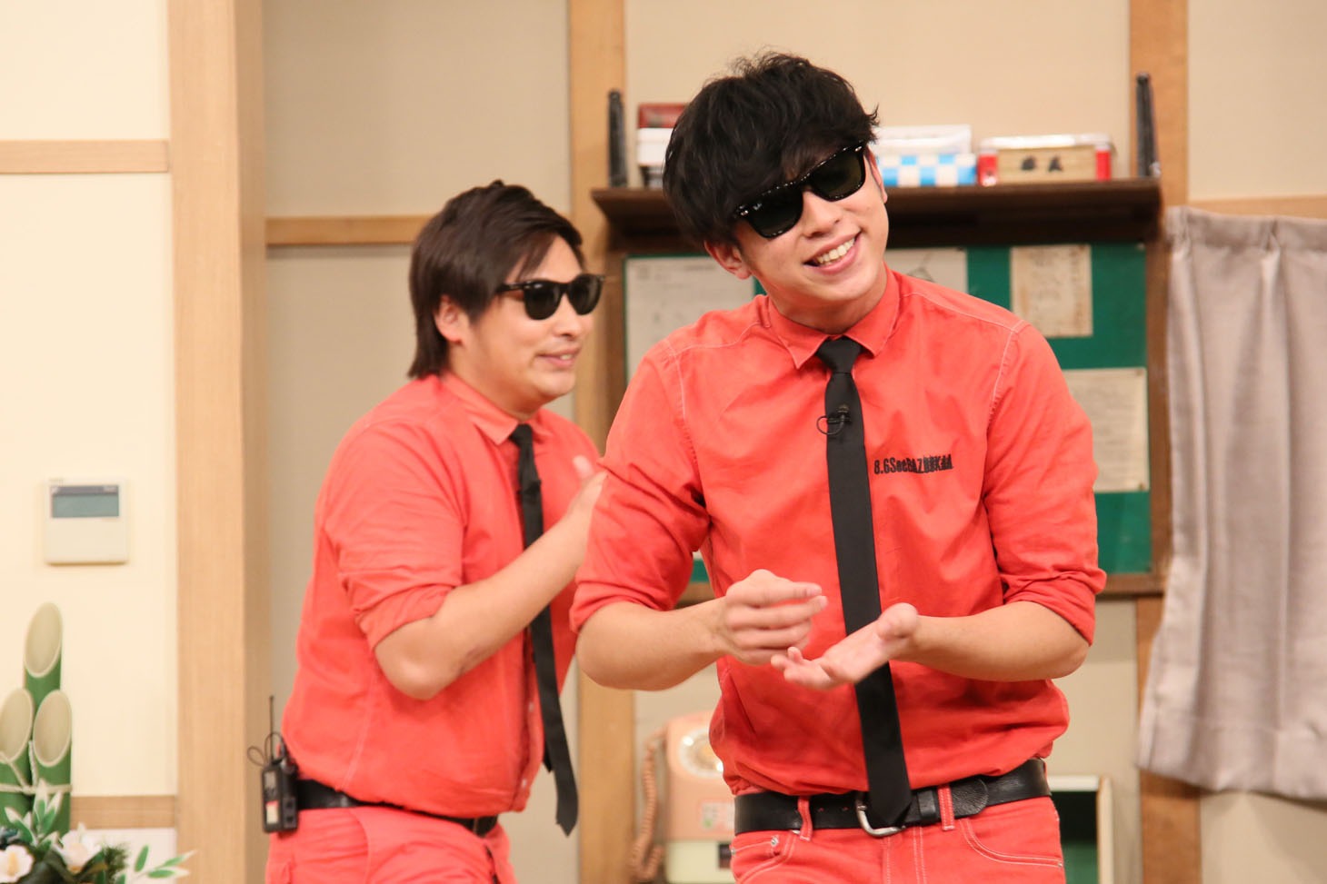 「おもしろ荘」でネタを披露する8.6秒バズーカー。(c)日本テレビ