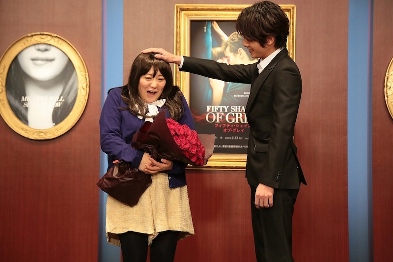 映画「フィフティ・シェイズ・オブ・グレイ」のPRイベントに出演した森三中・黒沢（左）と、溝端淳平（右）。